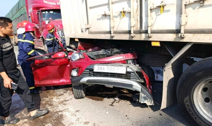 Ảnh TNGT: 4 người gặp nạn trong chiếc VinFast Fadil bị kẹp cứng giữa hai công-ten-nơ tại Hà Tĩnh